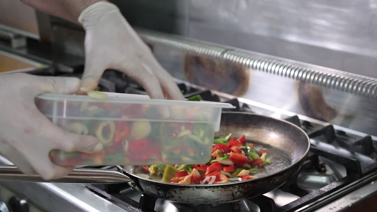 프라이팬에 야채를 넣는 요리사, 4k 푸티지