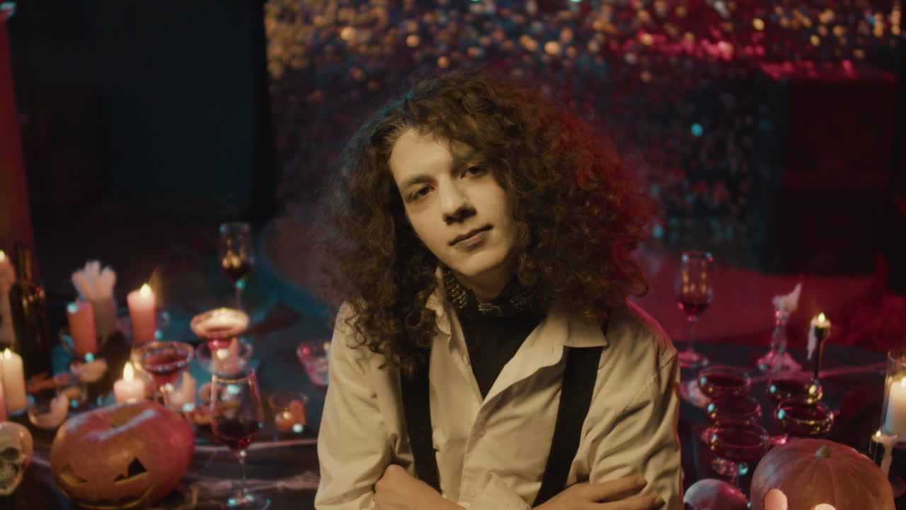 젊은 남자가 카메라를 바라보는 근접한 모습.