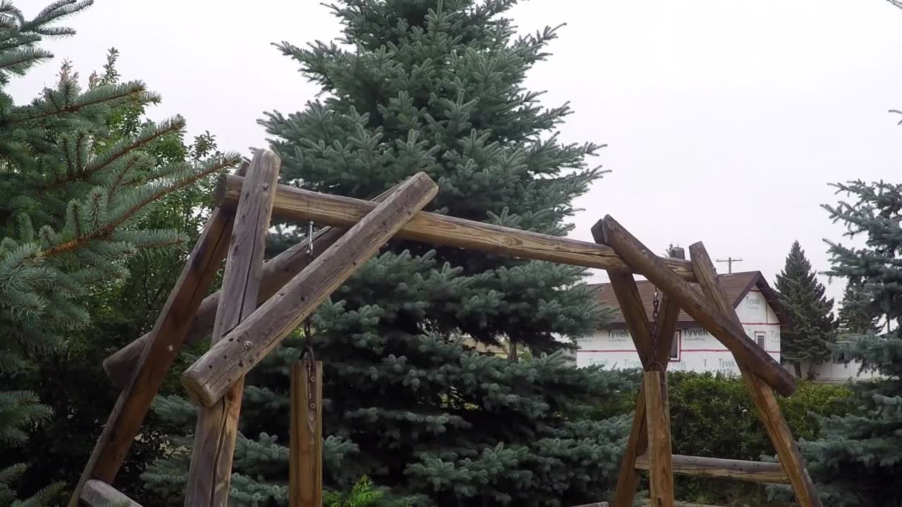 공원의 나무 그네 벤치