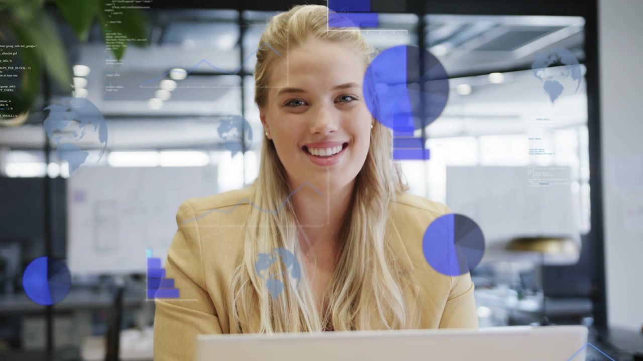 Analista donna che guarda un laptop, sorridendo, generando grafici a torta e a barre HUD in crescita, a supporto del business.