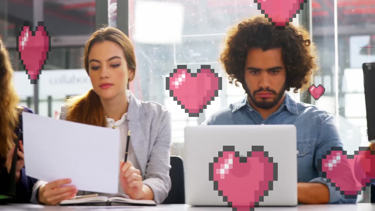 animación de corazones caídos sobre un grupo diverso de personas de negocios