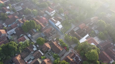 Vista-Aérea-De-Un-Asentamiento-Densamente-Poblado-En-Indonesia-Por-La-Mañana