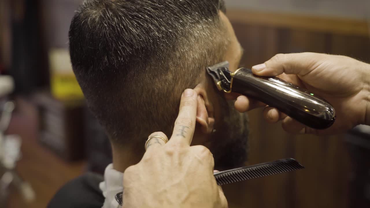 Servizio di parrucchiere con tosatrice elettrica in una barberia.