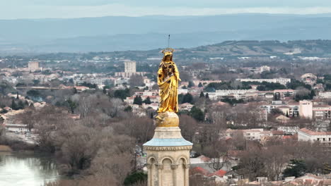 Majestätische-Goldene-Statue,-Die-Hoch-In-Avignon-Steht-Und-Glanz-Vor-Dem-Hintergrund-Strahlt