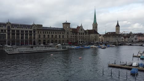 suiza vista del río zúrich con la torre del reloj