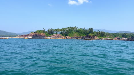 -Olas-Del-Mar-En-Un-Día-Soleado-Y-Montaña-En-El-Horizonte-Goa-India-4k