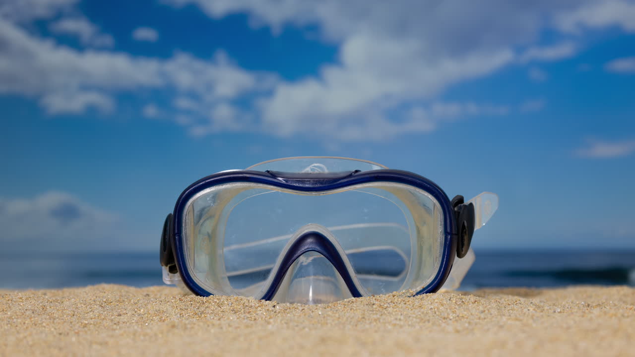 una máscara de snorkel en la playa
