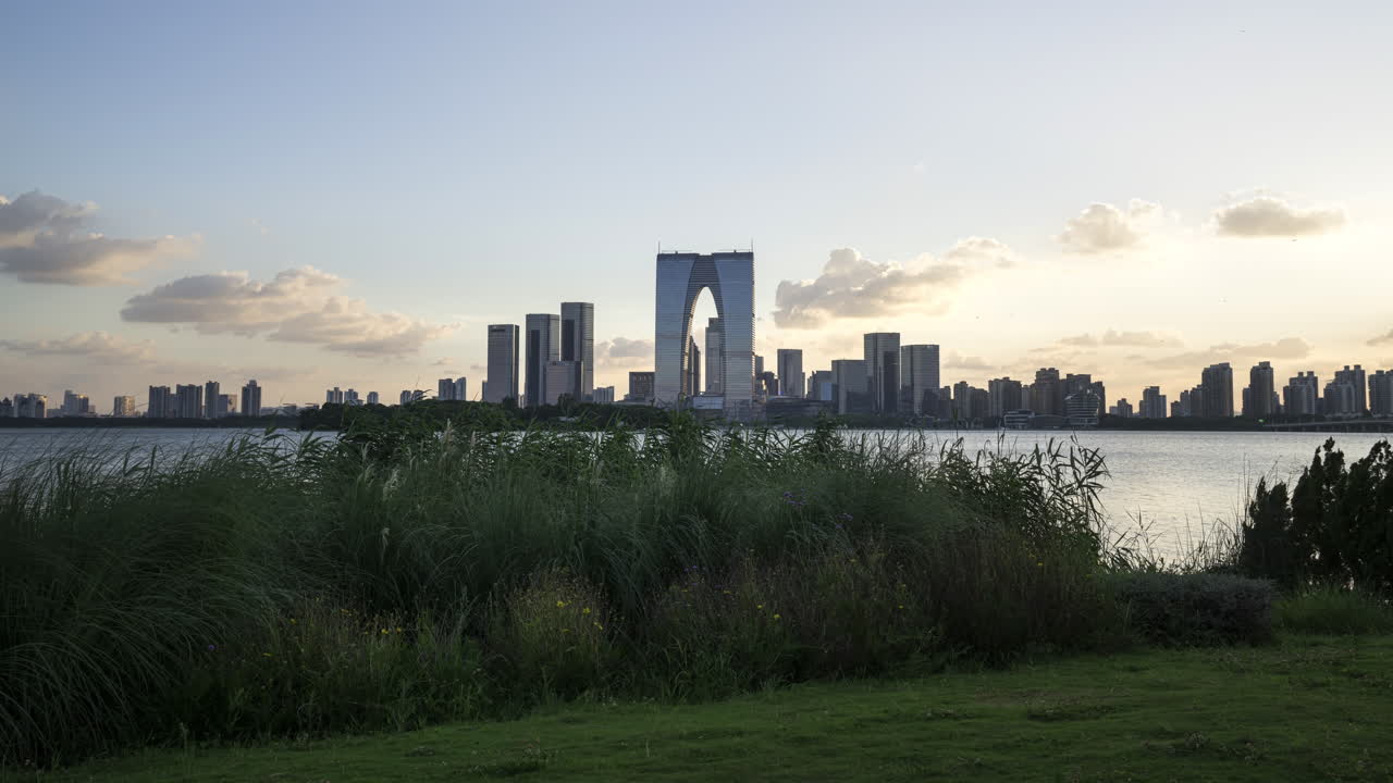 중국 수저우의 진지 호수 (jinji lake) 에 있는 cbd 빌딩.