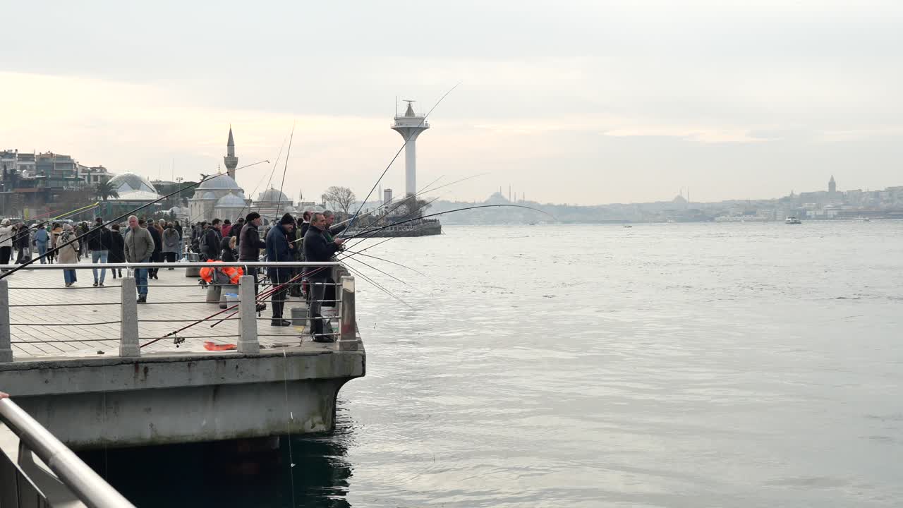 이스탄불 의 보스포루스 강 에서 시 를 하는 사람 들