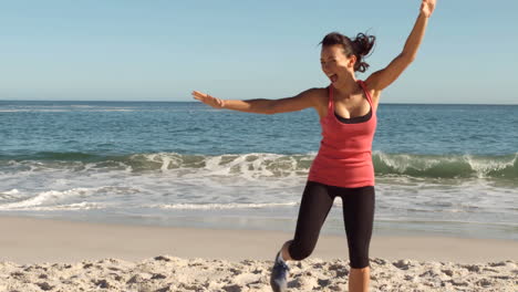 Mujer-Alegre-Trabajando-En-La-Playa