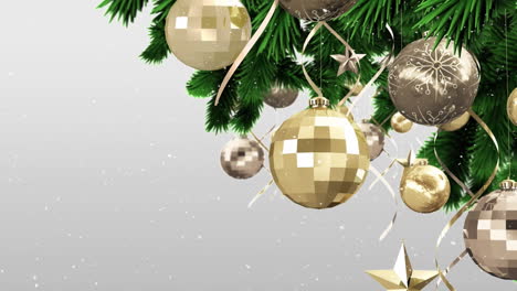 animación de la nieve cayendo sobre las bolas de oro de navidad