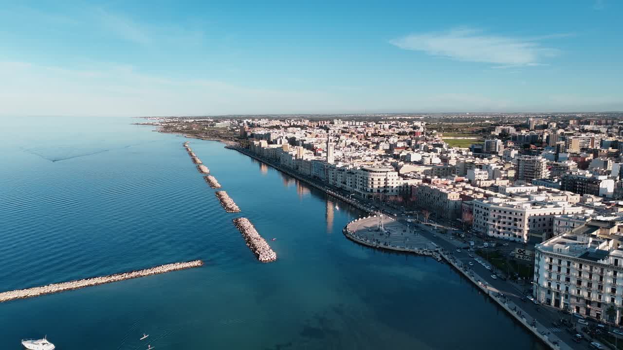 calle frente al mar de bari puglia