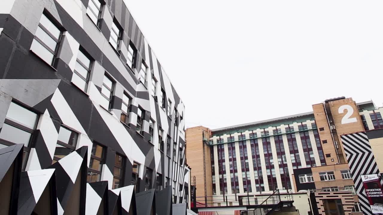 edificio moderno con mural geométrico