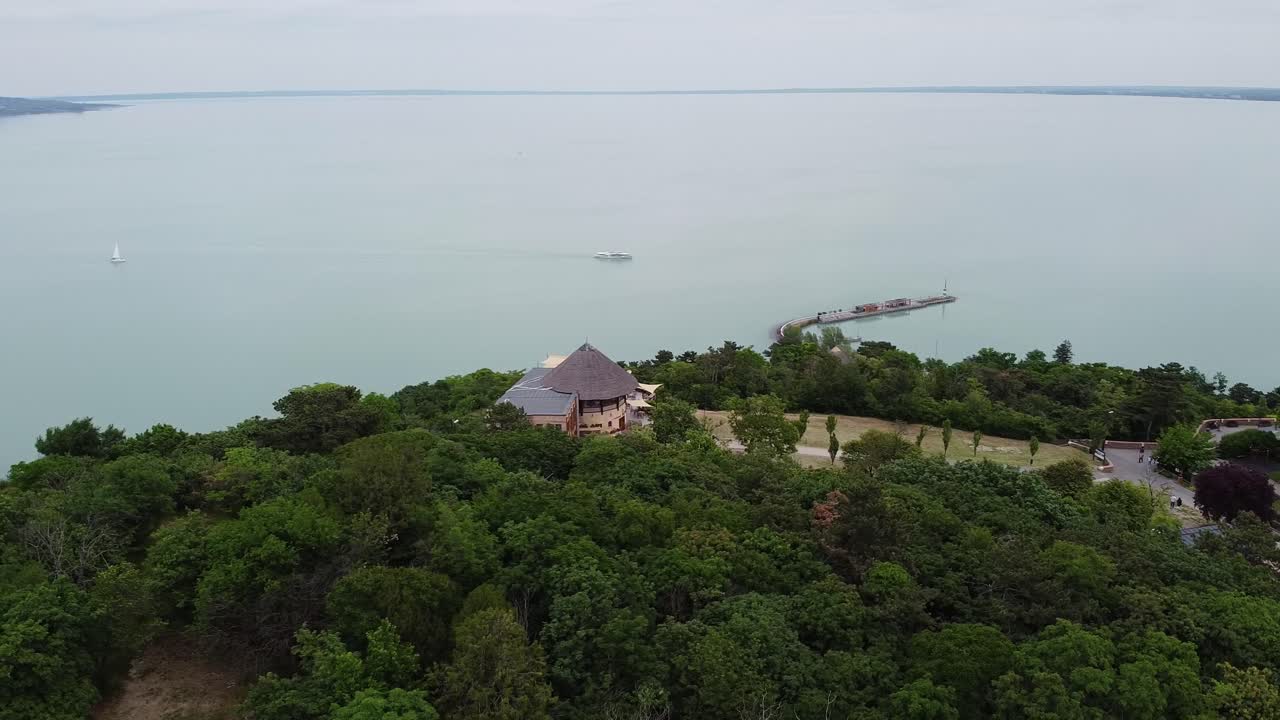 el lago balatón al fondo.