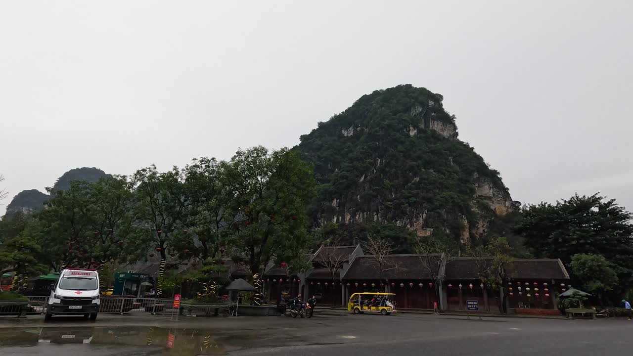 산악 도로 를 지나가는 차량 들