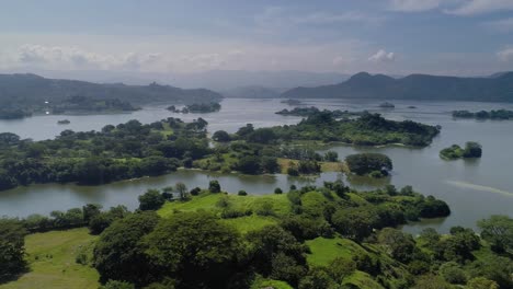 Aerial-view-of-the-Suchitlán-lake-reservoir-in-Chalatenango,-El-Salvador---Pan-left