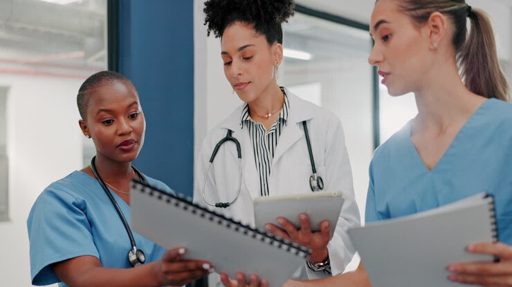 Medici, infermiera o donne sul tablet