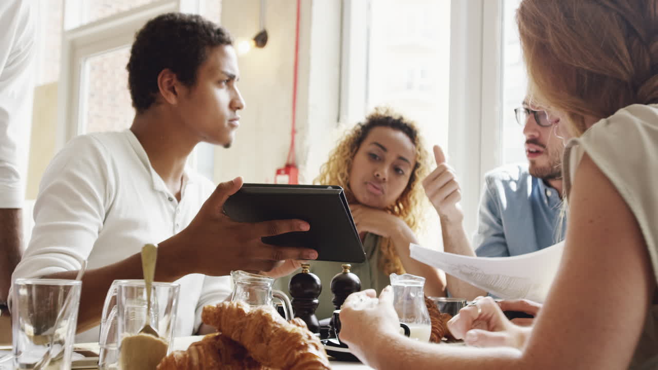 팀워크 카페에서 비즈니스 시작 회의 건축 스케치 계획 혼합 인종 팀