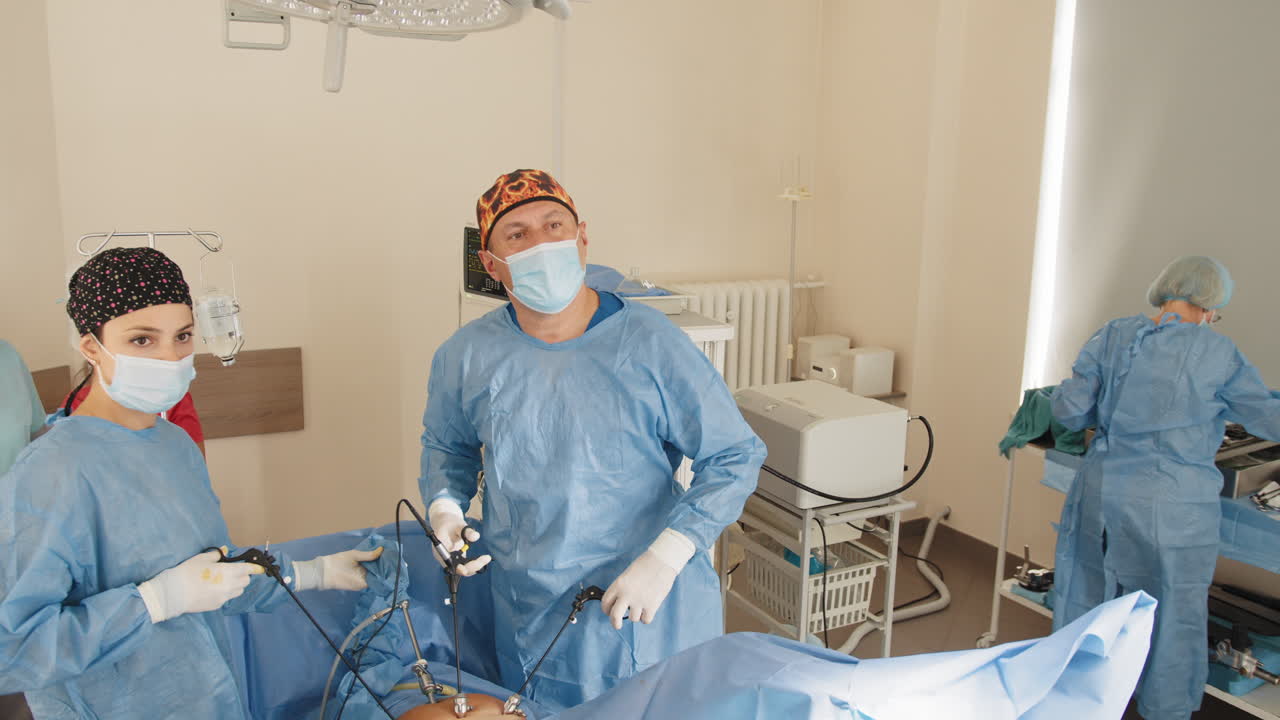 procedimiento quirúrgico en una sala de operaciones