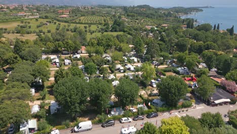 Toma-Aérea-Del-Camping-Europa-Silvella-Cerca-Del-Lago-De-Garda,-Italia