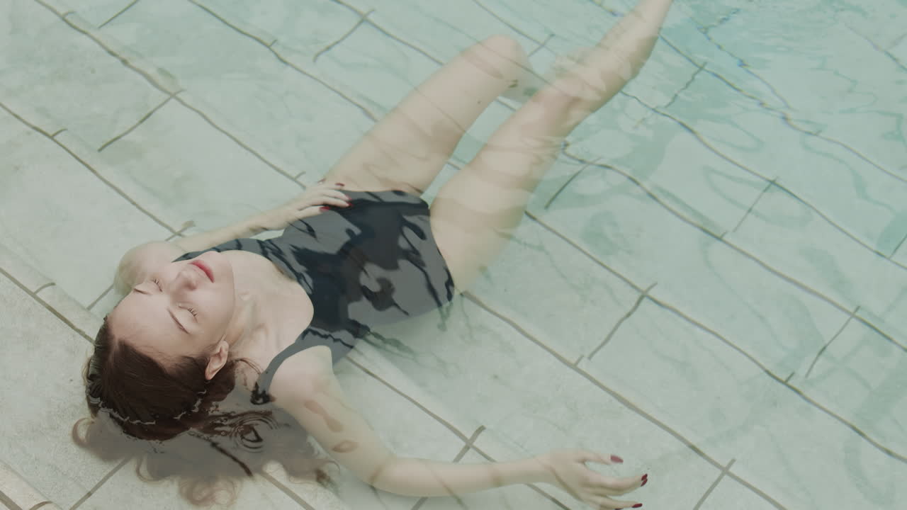 Donna dai capelli lunghi seduta in piscina
