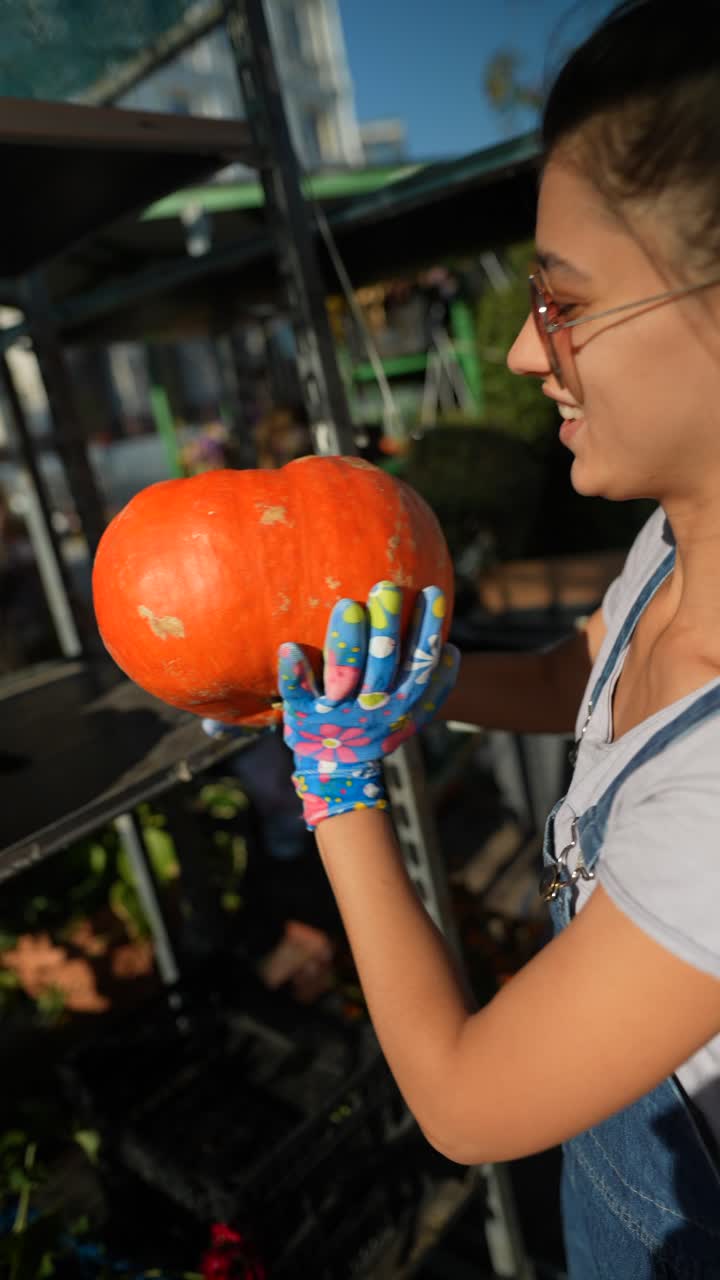 야외 시장 에서 호박 을 뽑는 여자