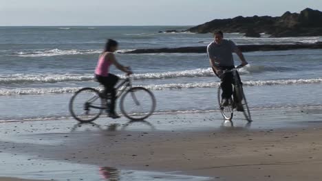 una pareja en la playa.