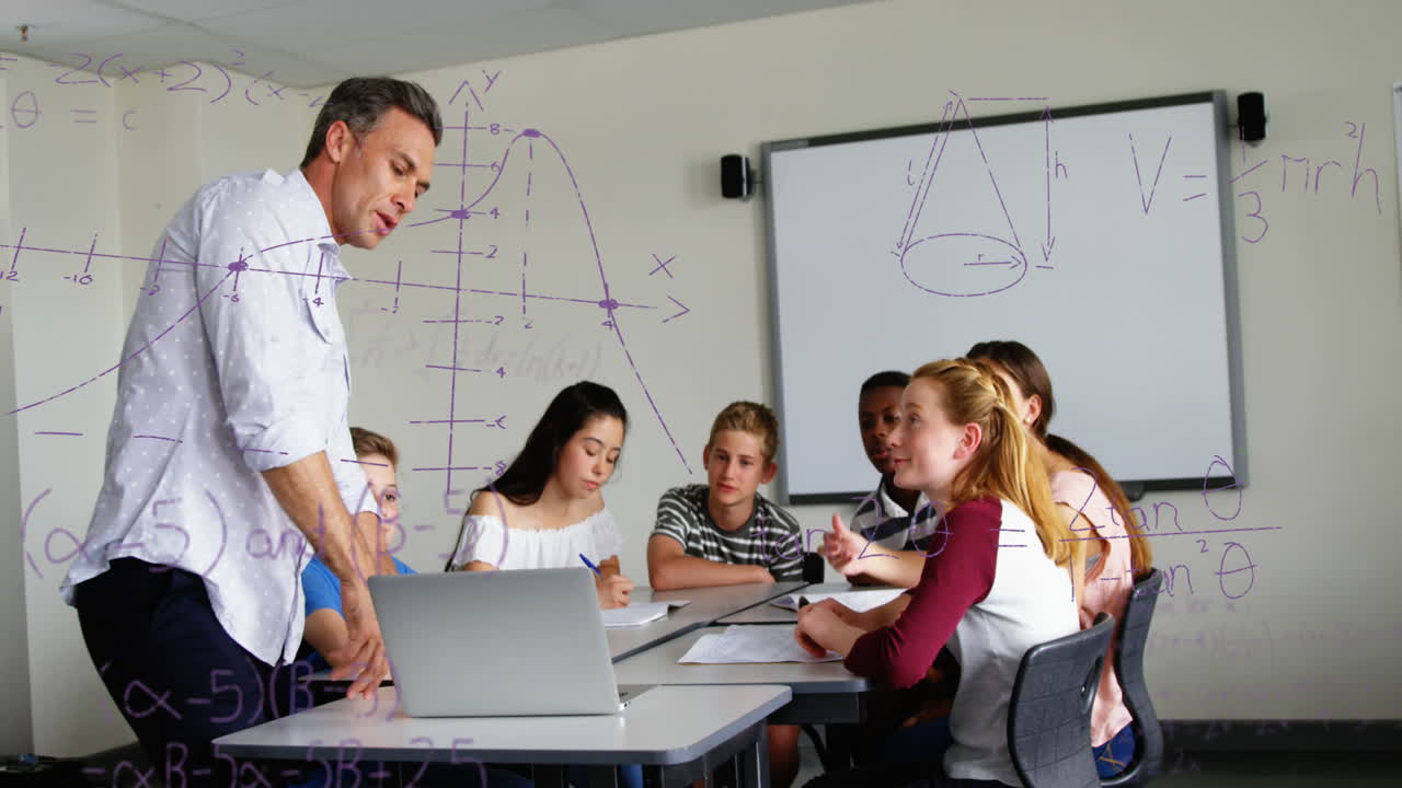 ecuaciones matemáticas flotando contra un profesor masculino usando una computadora portátil para enseñar a los estudiantes