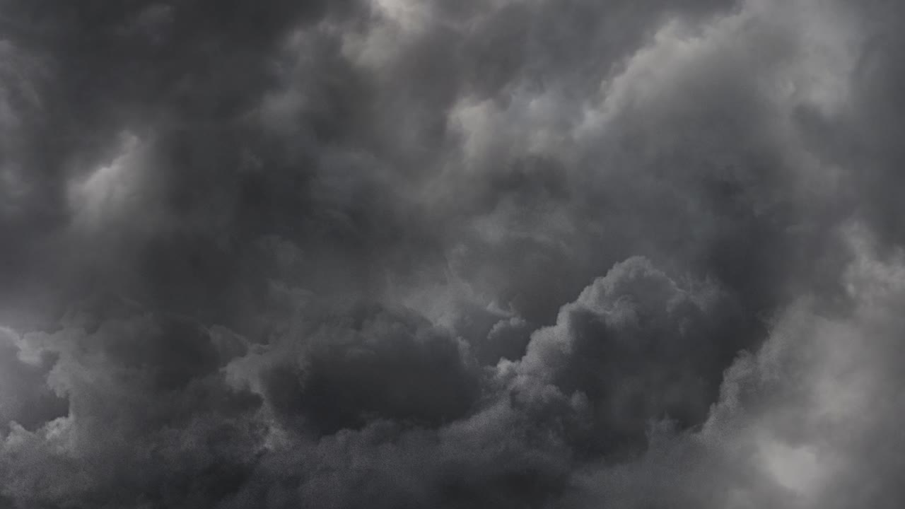 vista de la furia de las tormentas eléctricas y la amenaza de las nubes oscuras