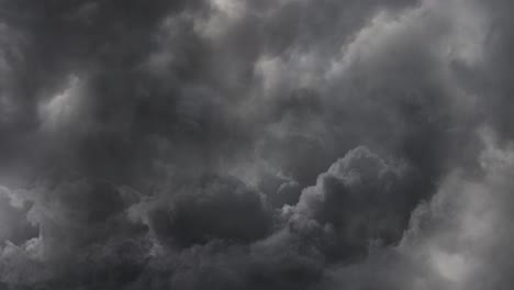 Vista-De-La-Furia-De-Las-Tormentas-Y-La-Amenaza-De-Las-Nubes-Oscuras