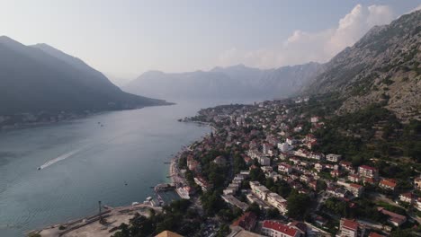 Impresionante-Vista-Aérea-De-La-Bahía-De-Kotor,-El-Pintoresco-Paisaje-Marino-Y-La-Montaña-Al-Fondo.