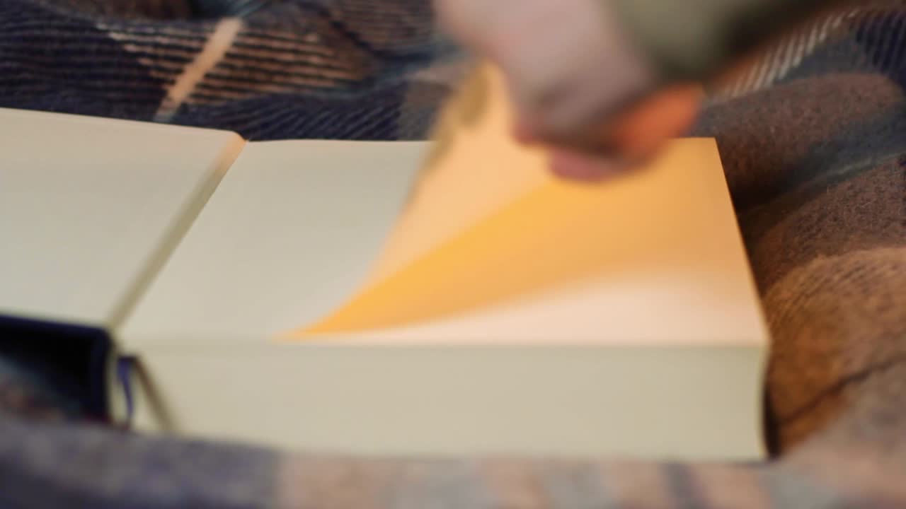 hojeando la santa biblia lentamente con fe para salvarse del coronavirus