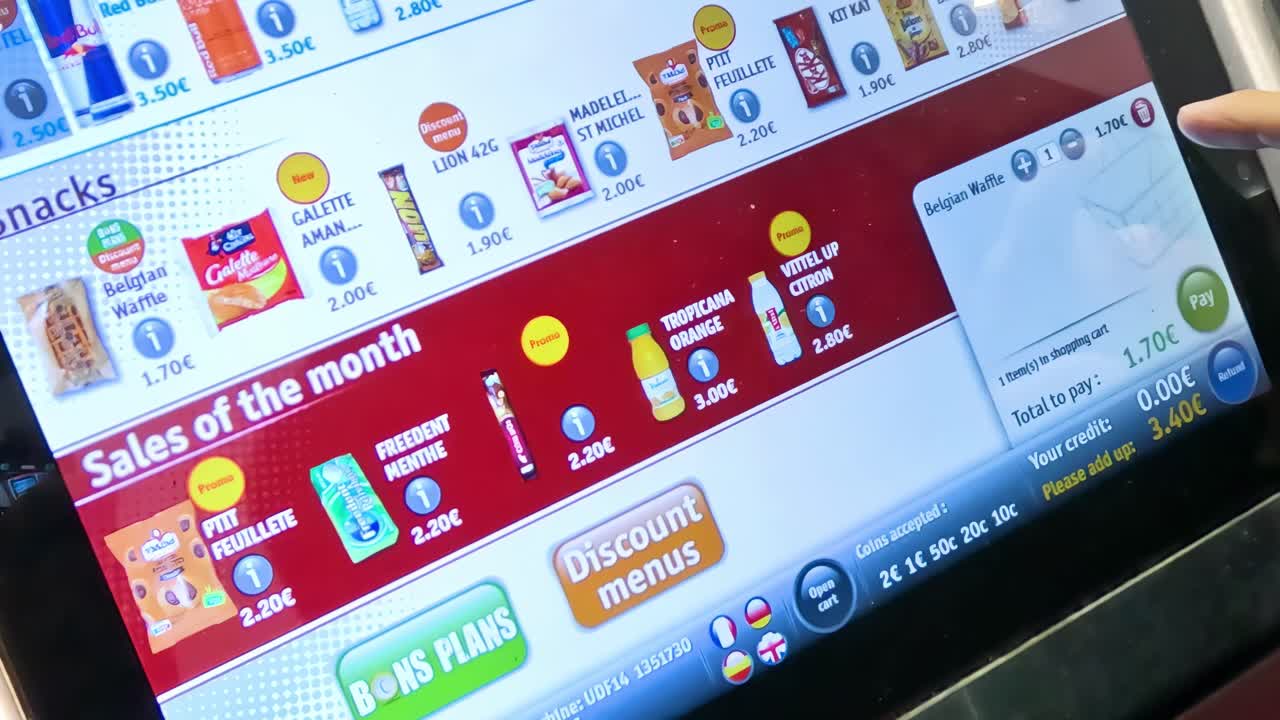 터치 스크린에서 음료를 선택하는 남자를 보여주는 시스.