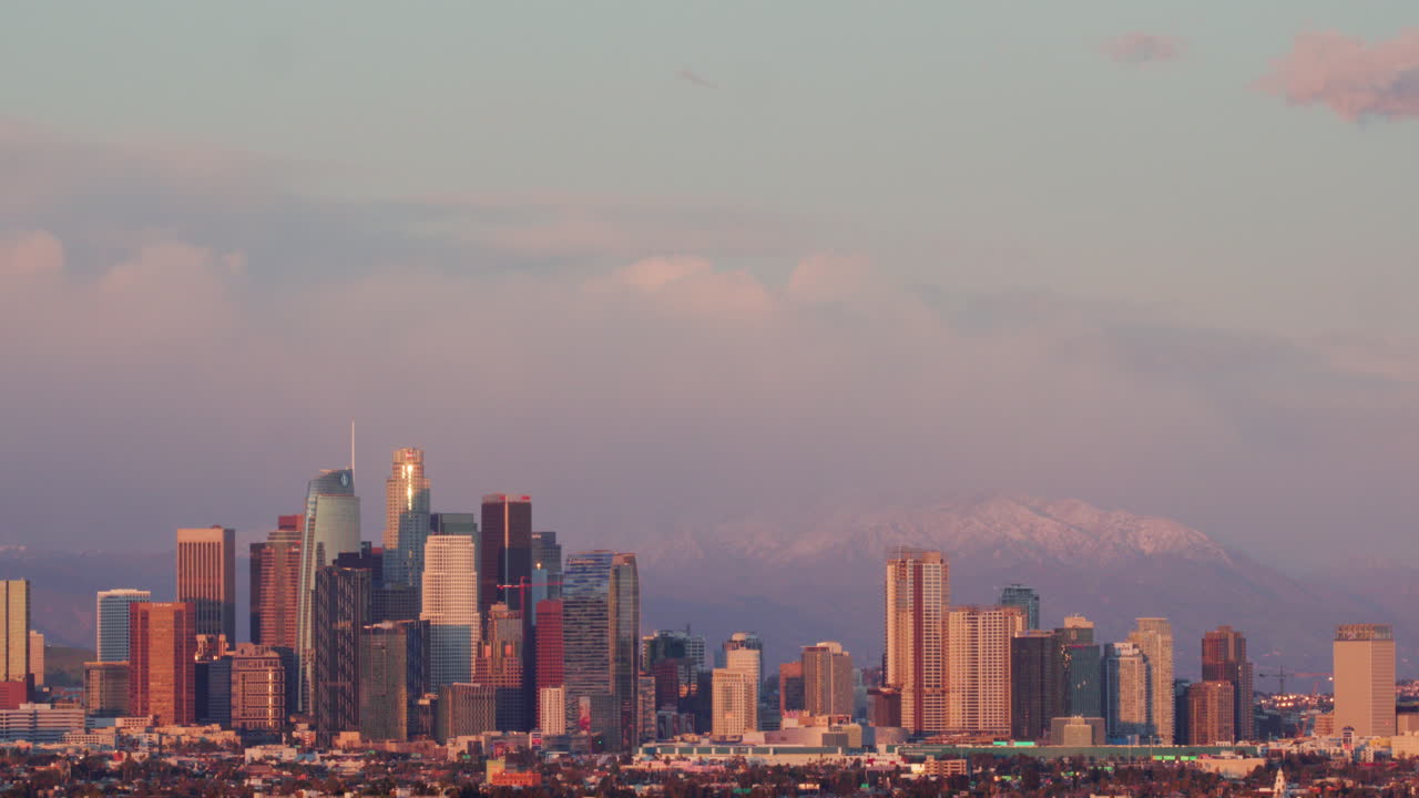 케네스 한 주립공원(kenneth hahn state park)에서 일몰을 배경으로 눈 덮인 산을 배경으로 다운타운 la 스카이라인