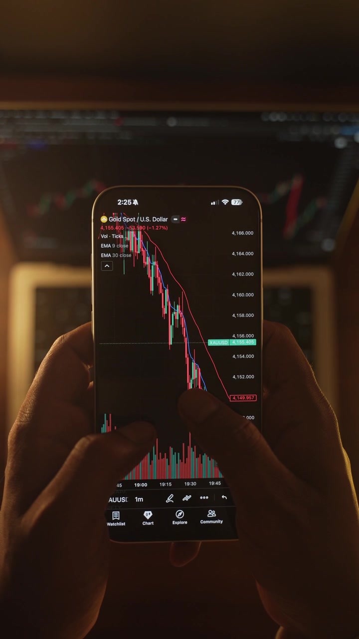 Trader che analizza i grafici del mercato azionario sullo smartphone tramite un'app di intermediazione