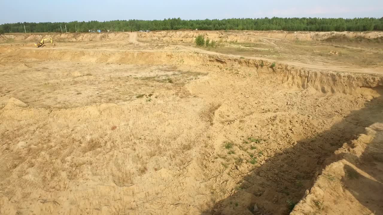 camioneta roja en una cantera