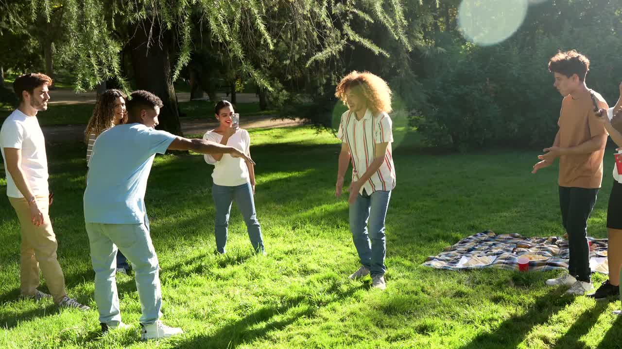 공원에서 재미를 느끼는 친구들 그룹