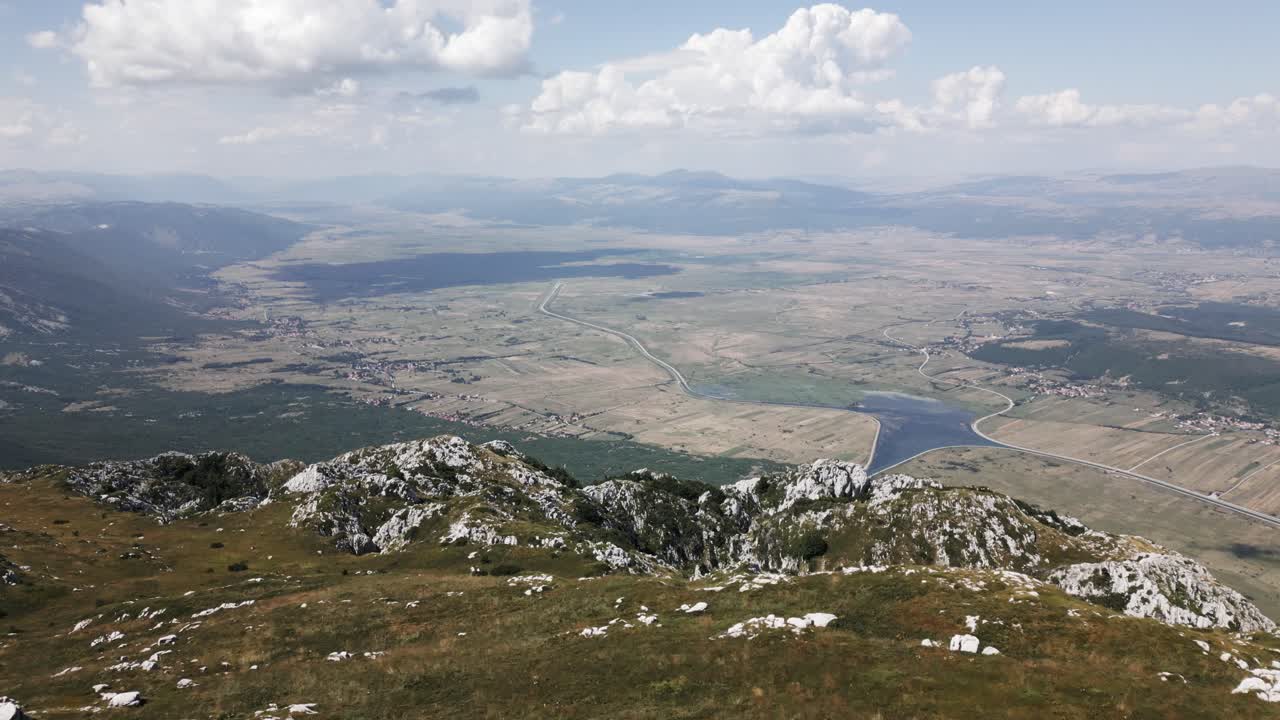 personas de pie en la cima de una montaña y disfrutar de la vista