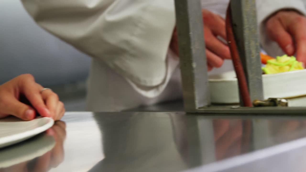 요리사 들 이 요리 를 꾸미고 있는 장면