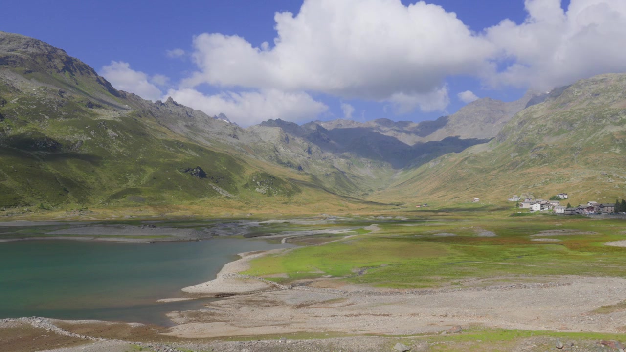 İtalya'nın Lombardiya bölgesindeki Montespluga Gölü'nün hızlandırılmış doğa manzarası.