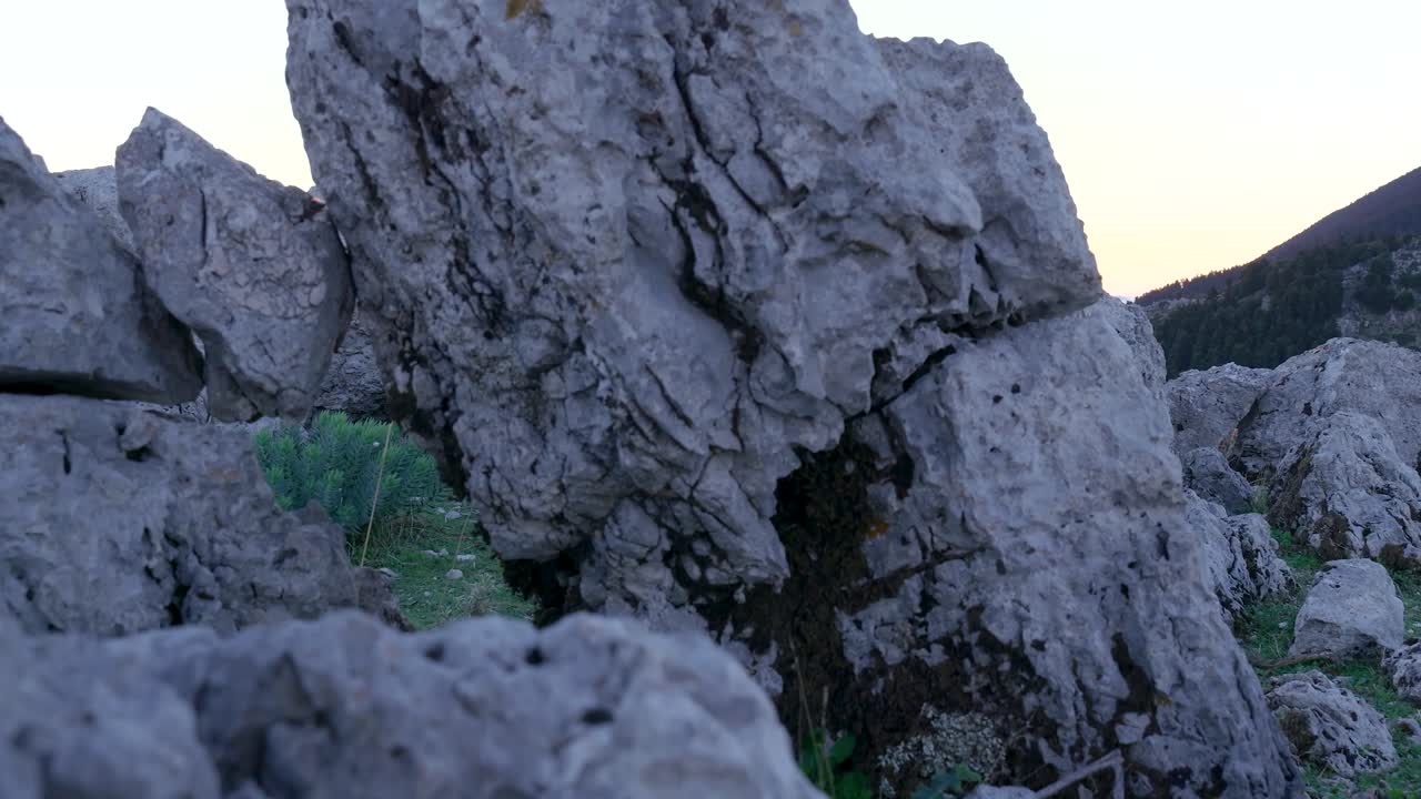 산 꼭대기 에서 해가 뜨는 것 을 보는 부부