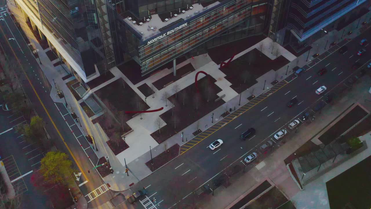 toma aérea de drones moviéndose hacia e inclinándose hacia abajo sobre la plaza sur de norfolk en el centro de atlanta, georgia al atardecer