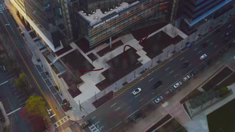 toma aérea de drones moviéndose hacia e inclinándose hacia abajo sobre la plaza sur de norfolk en el centro de atlanta, georgia al atardecer