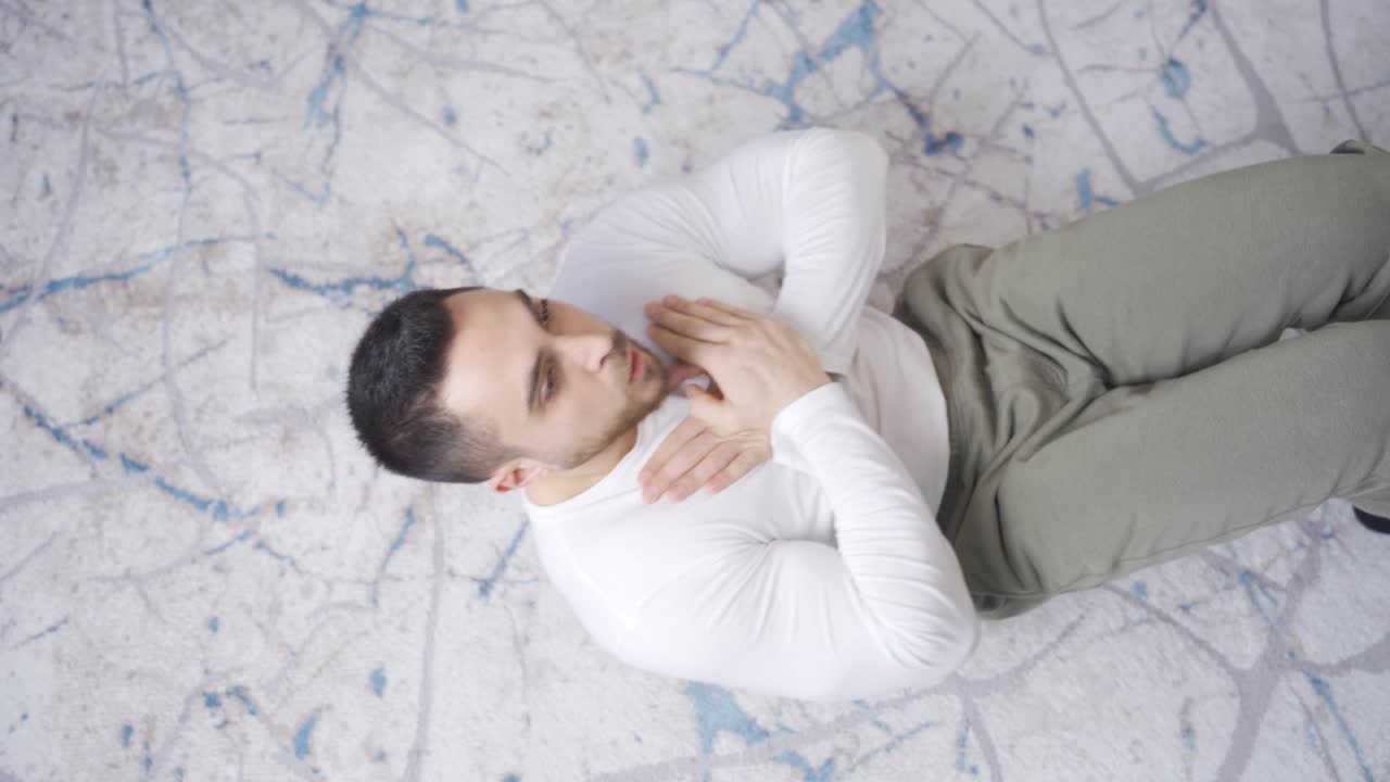 un atleta haciendo abdominales en casa.