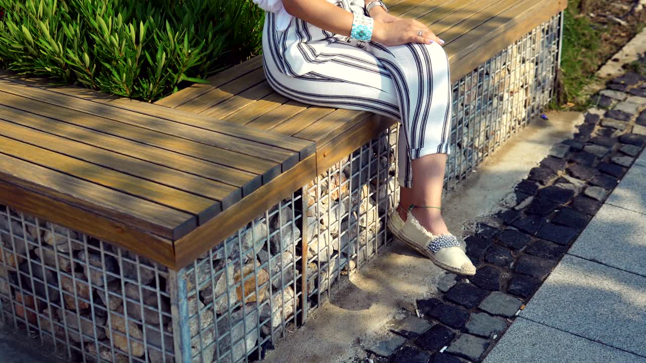 mujer atractiva sentada en el columpio del banco