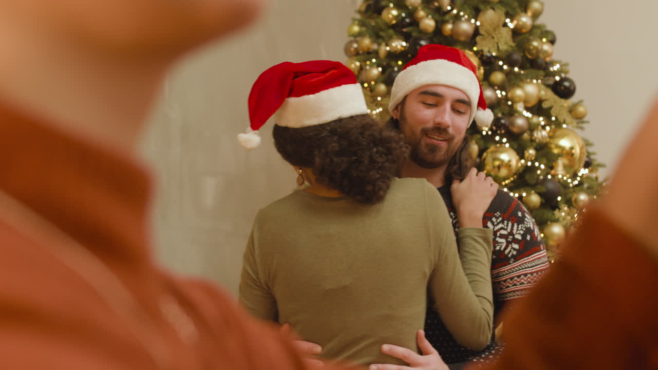 parejas bailando en una fiesta de navidad
