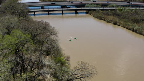 Zwei-Personen-Kajak-Auf-Dem-Fluss-In-Albuquerque,-New-Mexico---Antenne