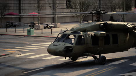 helicóptero militar en una gran ciudad