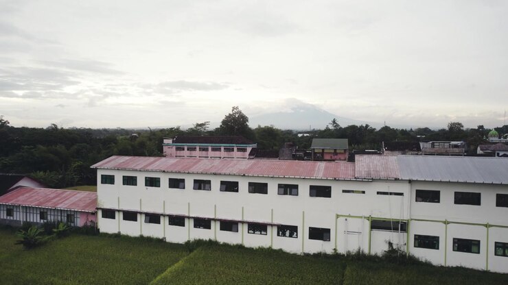 Filmagem aérea de drone sobrevoando a cidade de Yogyakarta, na ilha de Java