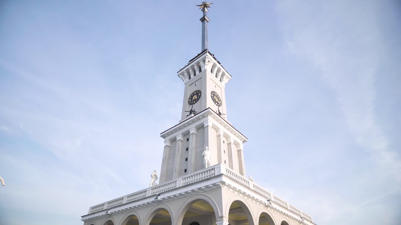 은 하늘 아래 높은 시계 탑